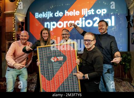 HILVERSUM - Wouter van der goes, Annemieke Schollaardt, Frank van 't Hof, Jeroen van Inkel und Gijs Staverman bei der Bekanntgabe der vollständigen Liste der NPO Radio 2 Top 2000. ANP ROBIN VAN LONKHUIJSEN niederlande raus - belgien raus Stockfoto