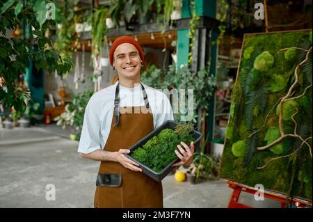 Porträt eines jungen Floristen in kreativer Blumenkomposition Stockfoto