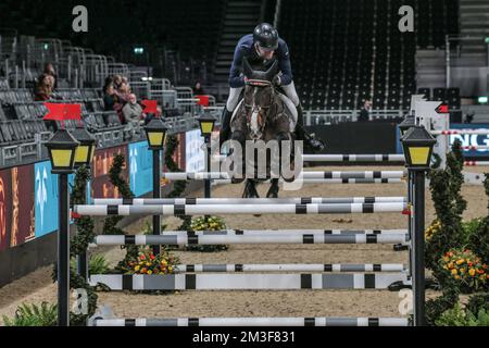 London UK 15. Dezember 2022 Claudia Moore reitet Hardesther bei der Voltaire Design under 25 British Championship eröffnet die Show in London Excel.Paul Quezada-Neiman/Alamy Live News Stockfoto