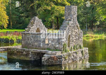 Mittelalterliche Fischhaus-Ruine von Monk am Fluss Cong. Cong, County Mayo, Irland Stockfoto