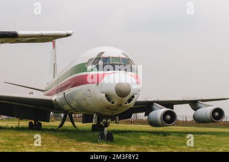 Alte zerstörte, zerlegte und verlassene Flugzeuge auf dem Feld. Flugzeugabsturz. Stockfoto