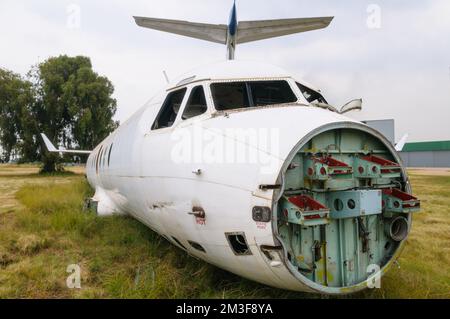 Alte zerstörte, zerlegte und verlassene Flugzeuge auf dem Feld. Flugzeugabsturz. Stockfoto