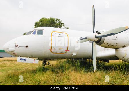 Alte zerstörte, zerlegte und verlassene Flugzeuge auf dem Feld. Flugzeugabsturz. Stockfoto