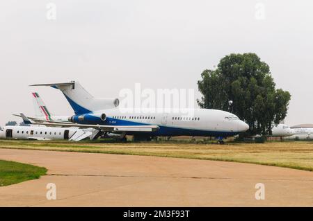 Alte zerstörte, zerlegte und verlassene Flugzeuge auf dem Feld. Flugzeugabsturz. Stockfoto