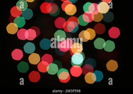 Defokussed bunte Lichter auf schwarzem Hintergrund Stockfoto