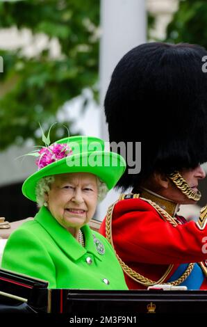 Die Queen, Queen Elizabeth II., in einer Kutsche während Trooping the Colour 2016 in The Mall, London, Großbritannien. Leuchtend grünes Outfit Stockfoto