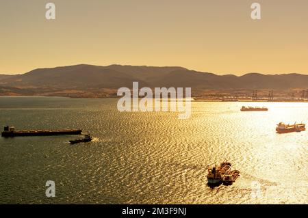 Meerblick vom Gibraltar Europa Point Rock. Blick auf Afrika, Mogrocco und Gibraltar Stockfoto