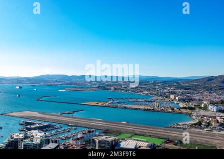 Meerblick vom Gibraltar Europa Point Rock. Blick auf die Gibraltar Airport Runway Stockfoto