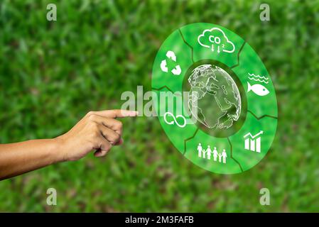 Hand in Hand mit globalen Umweltsymbolen CO2 Symbole zur Emissionsreduzierung, die nachhaltige Entwicklung und umweltfreundliche Unternehmen fördern erneuerbare Energie Clean and Friendly Stockfoto