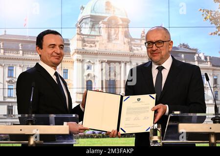 Prag, Tschechische Republik. 15.. Dezember 2022. Der tschechische Minister für europäische Angelegenheiten Mikulas Bek (rechts) und der kosovarische Premierminister Albin Kurti halten am Donnerstag, den 15. Dezember 2022, eine Pressekonferenz über die Übergabe des EU-Antrags des Kosovo im tschechischen Regierungsbüro in Prag. Kredit: Ondrej Deml/CTK Photo/Alamy Live News Stockfoto