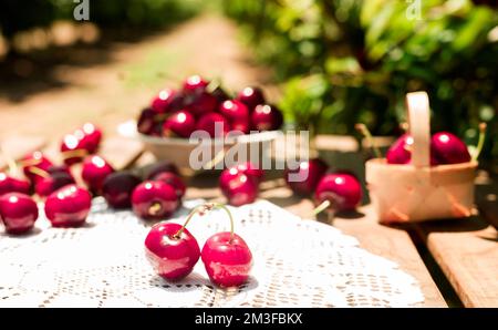 Reife, saftige Kirschbeere auf dem Tisch Stockfoto