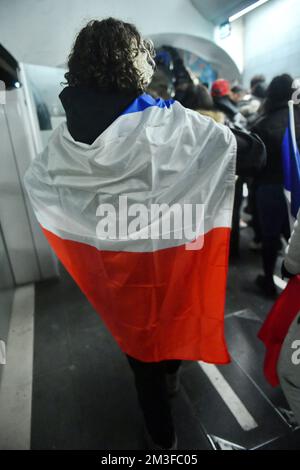 Fußballfans feiern am 10. Dezember 2022 in der U-Bahn in Paris den Sieg Frankreichs im Halbfinalspiel der Katar-Weltmeisterschaft 2022 gegen Marokko. Foto: Karim Air Adjedjou/ABACAPRESS.COM Stockfoto