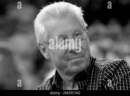 Mainz, Deutschland. 15.. Aug. 2022. Jahresrückblick - gestorben 2022: Ehemaliger Sportjournalist Karl SENNE starb im Alter von 87 Jahren Archivfoto: Karl SENNE, Deutschland, Fernsehmoderator, Journalist, 08/12/2003. ?? Kredit: dpa/Alamy Live News Stockfoto