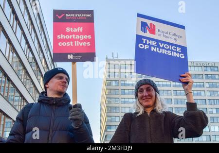 London, Großbritannien. 15.. Dezember 2022 Krankenschwestern veranstalten eine Demonstration an der Streikpostenlinie vor dem St. Thomas' Hospital, während der größte britische Krankenpflegestreik in der Geschichte beginnt. Tausende von Krankenschwestern im ganzen Land streiken in einem Lohnstreit.Kredit: Vuk Valcic/Alamy Live News Stockfoto