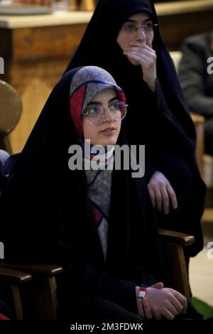 Teheran, Teheran, Iran. 14.. Dezember 2022. Getarnte iranische Fans reagieren auf das Halbfinale der FIFA-Weltmeisterschaft Katar 2022 zwischen Frankreich und Marokko im Nakhlestan Café im Zentrum von Teheran, Iran, am 14. Dezember 2022. Fans aus dem Iran, dem Libanon, dem Jemen, Syrien und Palästina versammeln sich im Nakhlestan Cafe, das vom Owj, der Arts and Media Organization des Islamic Revolutionary Guard Corps (IRGS), betrieben wird und sich im Besitz der Organisation für Kunst und Medien befindet, um die marokkanische Nationalmannschaft zu unterstützen. Nach dem Sieg gegen Portugal in Katar am 10.. Dezember trugen die Marokkaner palästinensische Flaggen, um ihre Unterstützung für Pale zu zeigen Stockfoto