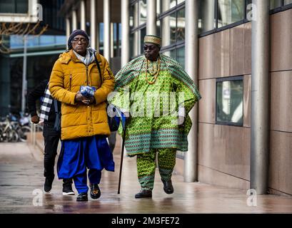 Den Haag, Niederlande, 15. Dezember 2022, DEN HAAG - Niederlande, 15/12/2022, interessierte Parteien kommen zu einem summarischen Verfahren beim Gericht. Suriname-Stiftungen in den Niederlanden haben im Dezember 19 ein Schnellverfahren eingeleitet, an dem sich das Kabinett nach Quellen für die Sklaverei entschuldigen wird. ANP REMKO DE WAAL niederlande raus - belgien raus Stockfoto
