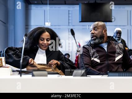 Den Haag, Niederlande, 15. Dezember 2022, Rechtsanwalt Joancy Breeveld und Glenn Codfried vor Gericht in Den Haag, Niederlande, 15. Dezember 2022. Für ein Schnellverfahren mit dem Datum, an dem sich das Kabinett für die Sklaverei entschuldigen möchte. Einige Stiftungen wollen verhindern, dass sich der Staat am 19. Dezember entschuldigt. Sie wollen, dass das am 1. Juli 2023 geschieht. ANP REMKO DE WAAL niederlande raus - belgien raus Stockfoto