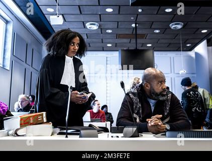 Den Haag, Niederlande, 15. Dezember 2022, Rechtsanwalt Joancy Breeveld und Glenn Codfried vor Gericht in Den Haag, Niederlande, 15. Dezember 2022. Für ein Schnellverfahren mit dem Datum, an dem sich das Kabinett für die Sklaverei entschuldigen möchte. Einige Stiftungen wollen verhindern, dass sich der Staat am 19. Dezember entschuldigt. Sie wollen, dass das am 1. Juli 2023 geschieht. ANP REMKO DE WAAL niederlande raus - belgien raus Stockfoto