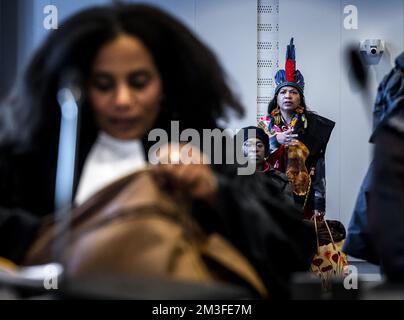 Den Haag, Niederlande, 15. Dezember 2022, DEN HAAG - Niederlande, 15/12/2022, eine Beteiligte vor dem Gericht für ein summarisches Verfahren. Suriname-Stiftungen in den Niederlanden haben im Dezember 19 ein Schnellverfahren eingeleitet, an dem sich das Kabinett nach Quellen für die Sklaverei entschuldigen wird. ANP REMKO DE WAAL niederlande raus - belgien raus Stockfoto