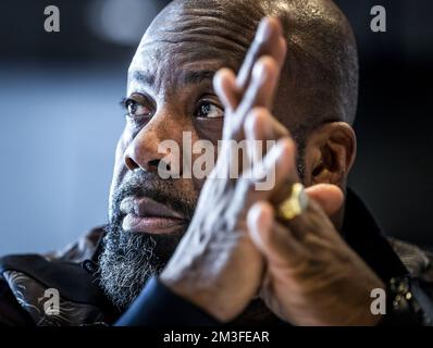 Den Haag, Niederlande, 15. Dezember 2022, DEN HAAG - Niederlande, 15/12/2022, Glenn Codfried vor Gericht wegen summarischen Verfahrens. Suriname-Stiftungen in den Niederlanden haben im Dezember 19 ein Schnellverfahren eingeleitet, an dem sich das Kabinett nach Quellen für die Sklaverei entschuldigen wird. ANP REMKO DE WAAL niederlande raus - belgien raus Stockfoto