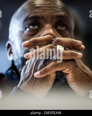 Den Haag, Niederlande, 15. Dezember 2022, DEN HAAG - Niederlande, 15/12/2022, Glenn Codfried vor Gericht wegen summarischen Verfahrens. Suriname-Stiftungen in den Niederlanden haben im Dezember 19 ein Schnellverfahren eingeleitet, an dem sich das Kabinett nach Quellen für die Sklaverei entschuldigen wird. ANP REMKO DE WAAL niederlande raus - belgien raus Stockfoto