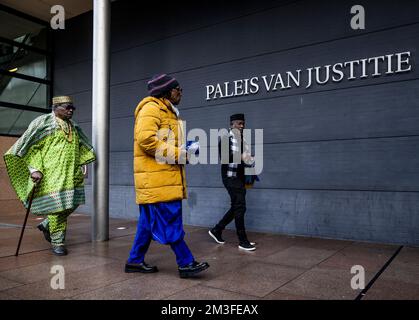 Den Haag, Niederlande, 15. Dezember 2022, DEN HAAG - Niederlande, 15/12/2022, interessierte Parteien kommen zu einem summarischen Verfahren beim Gericht. Suriname-Stiftungen in den Niederlanden haben im Dezember 19 ein Schnellverfahren eingeleitet, an dem sich das Kabinett nach Quellen für die Sklaverei entschuldigen wird. ANP REMKO DE WAAL niederlande raus - belgien raus Stockfoto