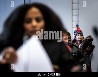 Den Haag, Niederlande, 15. Dezember 2022, DEN HAAG - Niederlande, 15/12/2022, eine Beteiligte vor dem Gericht für ein summarisches Verfahren. Suriname-Stiftungen in den Niederlanden haben im Dezember 19 ein Schnellverfahren eingeleitet, an dem sich das Kabinett nach Quellen für die Sklaverei entschuldigen wird. ANP REMKO DE WAAL niederlande raus - belgien raus Stockfoto