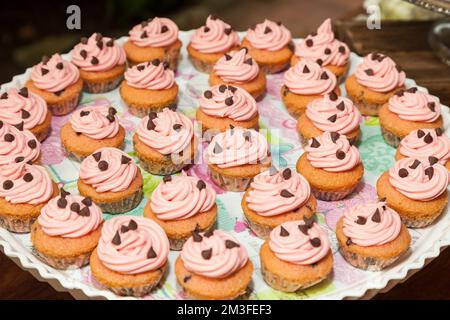 Cupcakes Mit Sahne- Und Schokoladenchips. Stockfoto