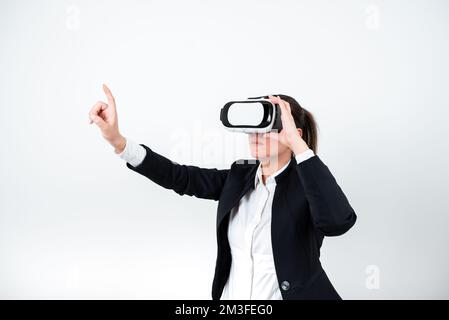 Frau Trägt Eine Vr-Brille Und Zeigt Mit Einem Finger Auf Nachrichten. Geschäftsfrau Mit Einer Virtual-Reality-Brille Und Mit Grausamen Informationen. Stockfoto