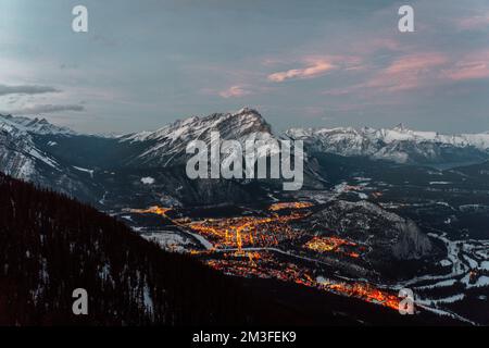 Banff bei Nacht mit Cascade Mountain Stockfoto
