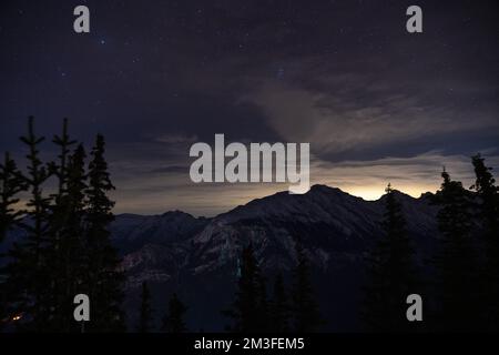 Mount Rundle bei Nacht Stockfoto