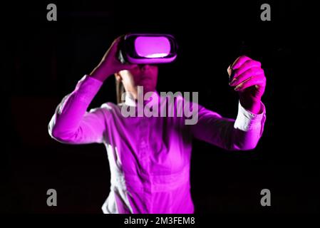 Weibliche Managerin Trägt Ein Virtual-Reality-Headset Und Hält Ein Haustier Während Des Trainings In Der Hand. Licht Fällt Auf Frau Mit Gadget Und Präsentiert Futuristische Technologie. Stockfoto