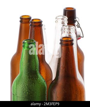 Acht leere Bierflaschen auf weißem Hintergrund Stockfoto