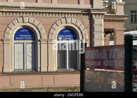 Karlsbad, Tschechische Republik. 15.. Dezember 2022. Russischsprachige Schmuckwerbung, 15. Dezember 2022 im Kurgebiet Karlsbad. Kredit: Slavomir Kubes/CTK Photo/Alamy Live News Stockfoto