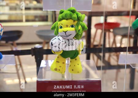 XI'AN, CHINA - 14. DEZEMBER 2022 - Zakumi, das Maskottchen der Weltmeisterschaft Südafrika 2010, wird in einem Einkaufszentrum in Xi'an, Provinz Shaanxi, ausgestellt. Stockfoto