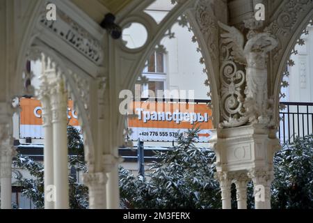 Karlsbad, Tschechische Republik. 15.. Dezember 2022. Azbuk-Werbung, 15. Dezember 2022 im Kurgebiet Karlsbad. Kredit: Slavomir Kubes/CTK Photo/Alamy Live News Stockfoto