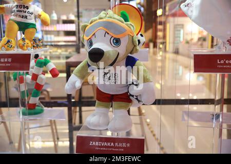 XI'AN, CHINA - 14. DEZEMBER 2022 - Zabivaka, das Maskottchen der Russischen Weltmeisterschaft 2018, ist in einem Einkaufszentrum in Xi'an, Provinz Shaanxi, CH, ausgestellt Stockfoto