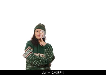 Schöne nachdenkliche Frau in warmen Winterkleidung, träumlich zur Seite, mit mysteriösem Blick, isoliert auf weißem Hintergrund Stockfoto