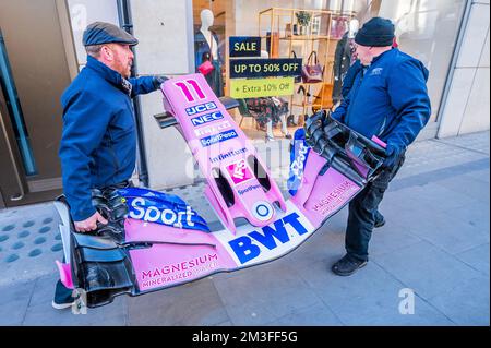 London, Großbritannien. 15.. Dezember 2022. Der Ex-Esteban Ocon 2017 Force India-Mercedes VJM10 Formel 1 Racing Einsitzer, Est £80.000 - £100.000 - eine Vorschau auf den Street Collector Cars Verkauf in der Bonhams New Bond Street. Der Verkauf findet am 16. Dezember 2022 statt. Kredit: Guy Bell/Alamy Live News Stockfoto