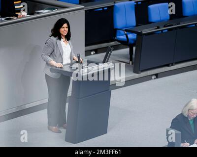 Berlin, Deutschland. 15.. Dezember 2022. Carina Konrad, FDP, während einer Rede zum Tierhaltungs-Kennzeichnungsgesetz im Deutschen Bundestag in Berlin am 15. Dezember 2022. Kredit: dpa/Alamy Live News Stockfoto