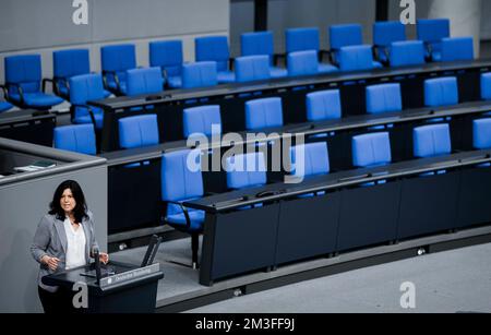 Berlin, Deutschland. 15.. Dezember 2022. Carina Konrad, FDP, während einer Rede zum Tierhaltungs-Kennzeichnungsgesetz im Deutschen Bundestag in Berlin am 15. Dezember 2022. Kredit: dpa/Alamy Live News Stockfoto