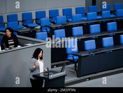 Berlin, Deutschland. 15.. Dezember 2022. Carina Konrad, FDP, während einer Rede zum Tierhaltungs-Kennzeichnungsgesetz im Deutschen Bundestag in Berlin am 15. Dezember 2022. Kredit: dpa/Alamy Live News Stockfoto