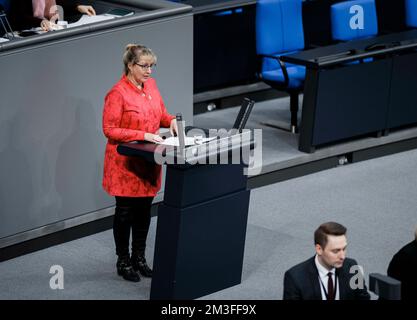 Berlin, Deutschland. 15.. Dezember 2022. Ina Lautendorf, LINKE, während einer Rede zum Tierhaltungs-Kennzeichnungsgesetz im Deutschen Bundestag in Berlin am 15. Dezember 2022. Kredit: dpa/Alamy Live News Stockfoto