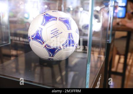 XI'AN, CHINA - 14. DEZEMBER 2022 - In einem Einkaufszentrum in Xi'an, Provinz Shaanxi, China, wird Ein Fußball-Tricolore für die französische Weltmeisterschaft 1998 ausgestellt Stockfoto