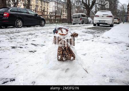 15. Dezember 2022, Hessen, Frankfurt/Main: Unbekannte haben einen kleinen Schneemann auf einem Gehweg im Frankfurter Nordenviertel gebaut und ihn auch mit einer Mütze und einem Schal angezogen. Foto: Frank Rumpenhorst/dpa Stockfoto