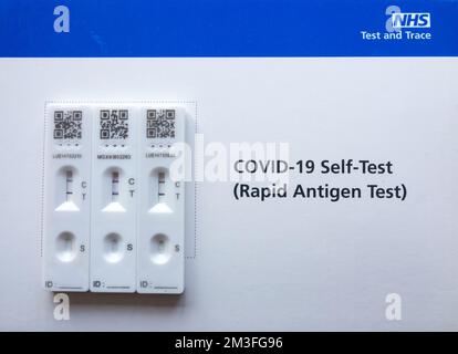 Kit für NHS-Test, Track and Trace Covid-19-Selbsttest (Rapid Antigen Test) Stockfoto