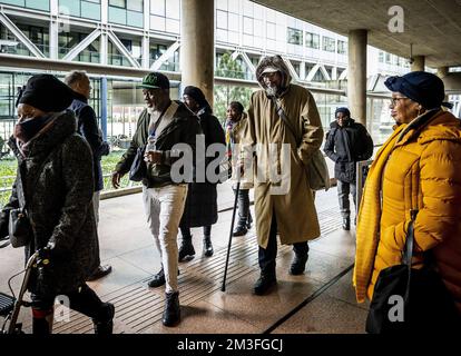 Den Haag, Niederlande, 15. Dezember 2022, DEN HAAG - Betroffene kommen zu einem summarischen Verfahren vor Gericht. Suriname-Stiftungen in den Niederlanden haben im Dezember 19 ein Schnellverfahren eingeleitet, an dem sich das Kabinett nach Quellen für die Sklaverei entschuldigen wird. ANP REMKO DE WAAL niederlande raus - belgien raus Stockfoto