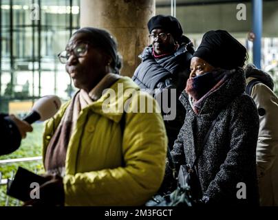 Den Haag, Niederlande, 15. Dezember 2022, DEN HAAG - Betroffene kommen zu einem summarischen Verfahren vor Gericht. Suriname-Stiftungen in den Niederlanden haben im Dezember 19 ein Schnellverfahren eingeleitet, an dem sich das Kabinett nach Quellen für die Sklaverei entschuldigen wird. ANP REMKO DE WAAL niederlande raus - belgien raus Stockfoto