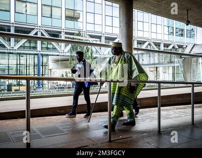 Den Haag, Niederlande, 15. Dezember 2022, DEN HAAG - Betroffene kommen zu einem summarischen Verfahren vor Gericht. Suriname-Stiftungen in den Niederlanden haben im Dezember 19 ein Schnellverfahren eingeleitet, an dem sich das Kabinett nach Quellen für die Sklaverei entschuldigen wird. ANP REMKO DE WAAL niederlande raus - belgien raus Stockfoto