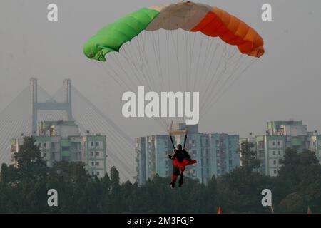 Kalkutta, Indien. 14.. Dezember 2022. Ein Fallschirmjäger der indischen Armee tritt während der letzten Probe vor den Feierlichkeiten der indischen Armee „Vijay Diwas“ auf der RCTC in Kalkutta am 14. Dezember 2022 auf. "Vijay Diwas" wird jedes Jahr am 16. Dezember gefeiert, um den Sieg der indischen Streitkräfte über Pakistan im Befreiungskrieg von Bangladesch 1971 zu ehren. (Foto: Dipa Chakraborty/Pacific Press) Kredit: Pacific Press Media Production Corp./Alamy Live News Stockfoto